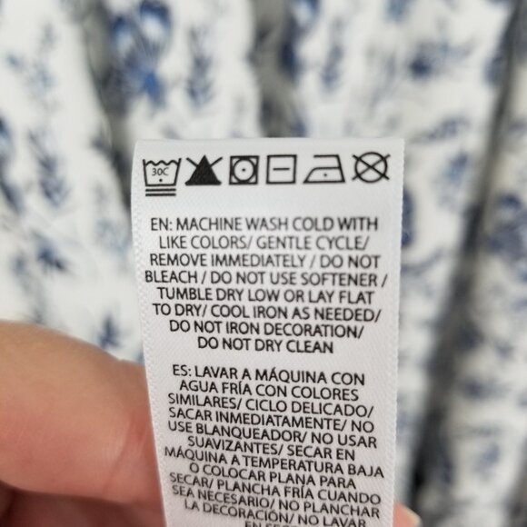 Sleeveless V-Neck Flowy Maxi Dress - Beachy, Cottagecore Blue/White Pattern - Picture 8 of 8